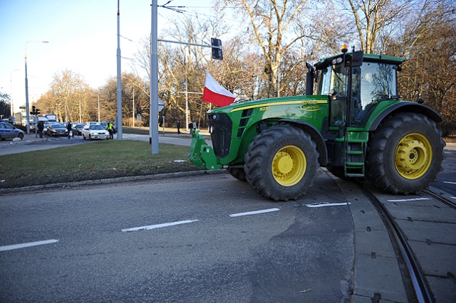 Rolnicy, którzy od trzech tygodni manifestują w Szczecinie także dzisiaj wyjechali na ulice miasta. Fot. Łukasz Szełemej [Radio Szczecin] Minister na konferencji, rolnicy na ulicach [ZDJĘCIA]