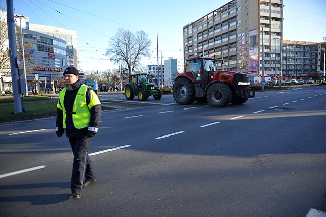 Rolnicy, którzy od trzech tygodni manifestują w Szczecinie także dzisiaj wyjechali na ulice miasta. Fot. Łukasz Szełemej [Radio Szczecin] Minister na konferencji, rolnicy na ulicach [ZDJĘCIA]