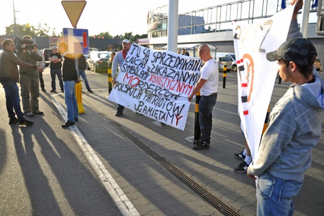 Protest przeciwko sprzedaży koszulek z emblematem sierpa i młota. Fot. Łukasz Szełemej [Radio Szczecin] Protest przeciwko symbolom komunizmu [ZDJĘCIA, WIDEO]