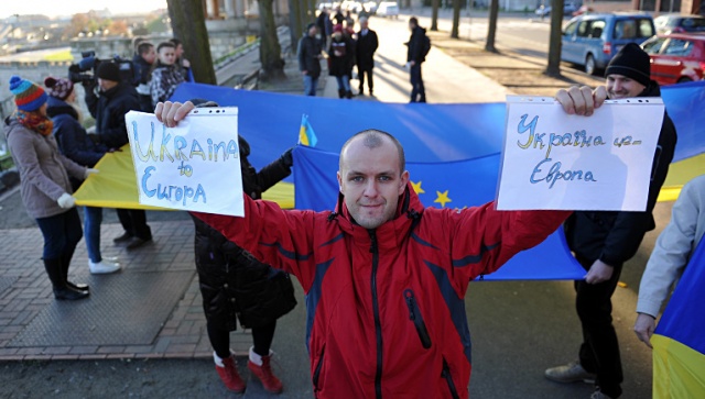 Fot. Łukasz Szełemej [Radio Szczecin] "Ukraina chce do Europy". Demonstracja w Szczecinie [ZDJĘCIA, WIDEO]