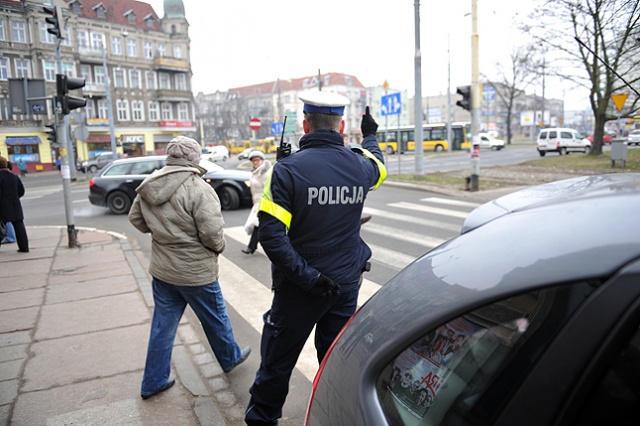Policja i straż miejska zaczynają zmasowaną akcję kontroli pieszych w Szczecinie. Fot. Łukasz Szełemej [Radio Szczecin] Piesi, miejcie się na baczność. Ruszają kontrole [ZDJĘCIA]