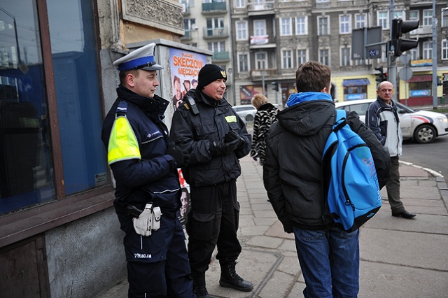 Policja i straż miejska zaczynają zmasowaną akcję kontroli pieszych w Szczecinie. Fot. Łukasz Szełemej [Radio Szczecin] Piesi, miejcie się na baczność. Ruszają kontrole [ZDJĘCIA]