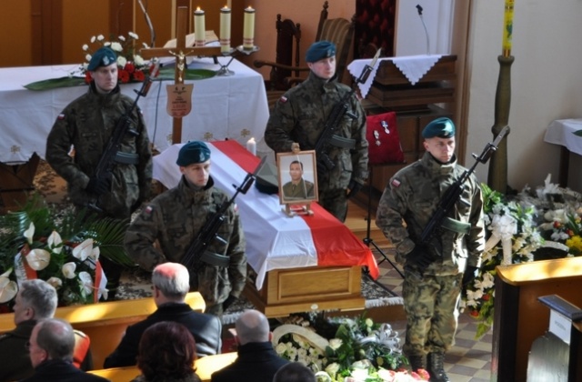 Na cmentarzu w Poroście (gm. Bobolice) pochowano we wtorek sierżanta Pawła Ordyńskiego. Fot. Por. Maciej Zapolski. Pogrzeb żołnierza szczecińskiej "dwunastki"