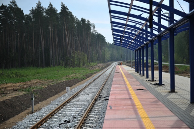 Pierwszy pociąg ze Szczecina na lotnisko w Goleniowie pojedzie na początku czerwca. Gotowy jest już peron. Fot. Łukasz Szełemej [Radio Szczecin] Pociągiem na lotnisko. Nowa linia prawie gotowa [ZDJĘCIA, WIDEO]