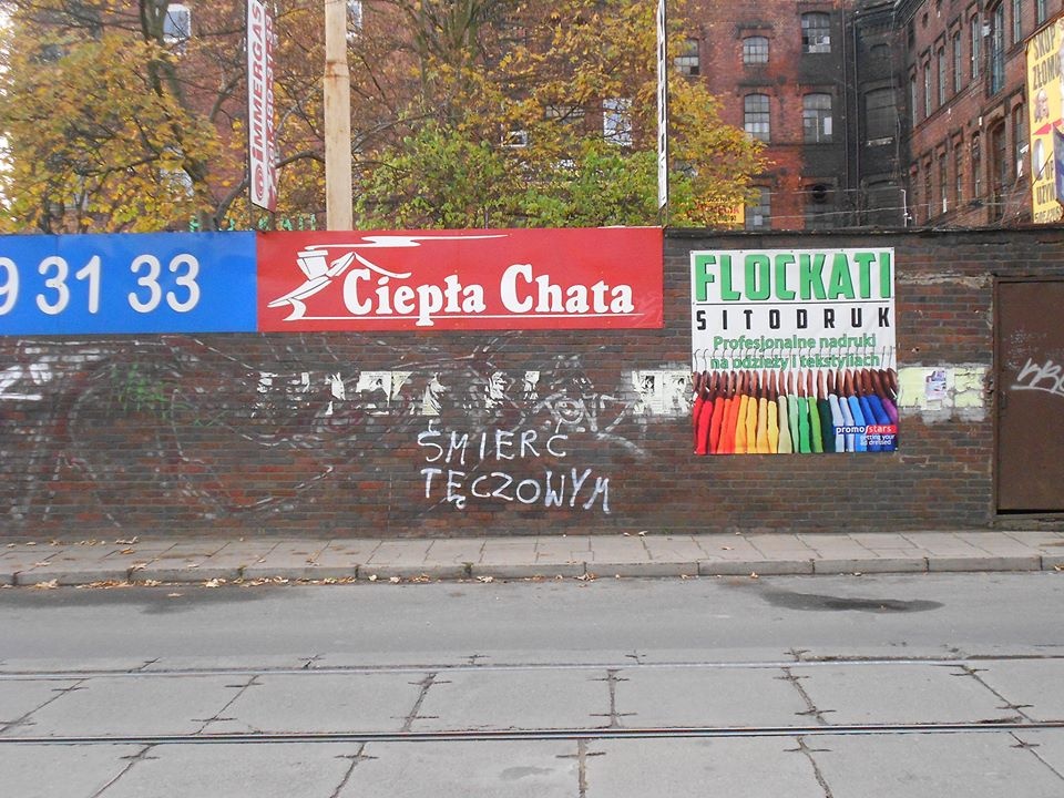 Na murach przy ulicy Kolumba widnieją hasła "zakaz pedałowania", "śmierć tęczowym". Są też przekleństwa i nazwisko jednego z organizatorów Daniela Michalskiego. Fot. Stowarzyszenie Równość na Fali