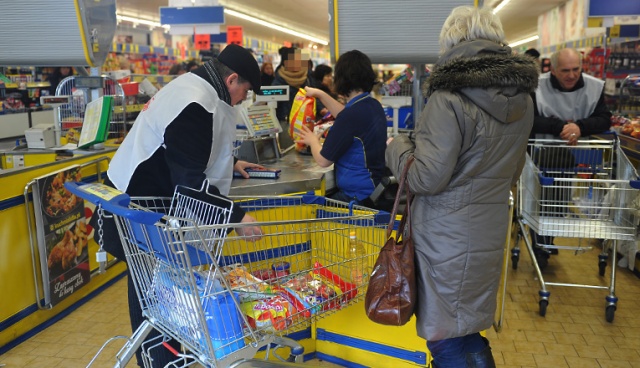 W piątek przez godzinę związkowcy pikietowali w dwóch marketach w Szczecinie. Za zakupy płacili tylko groszówkami. Fot. Łukasz Szełemej [Radio Szczecin] Solidarność bojkotuje sklepy Lidl [ZDJĘCIA, WIDEO]