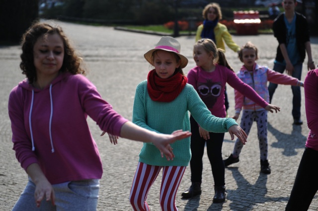 Kilkudziesięciu uczniów ze szczecińskich szkół zatańczyło w sobotę w centrum Szczecina. Fot. Łukasz Szełemej [Radio Szczecin] Zatańczyli na Grunwaldzkim, by przypomnieć o 1% [ZDJĘCIA]