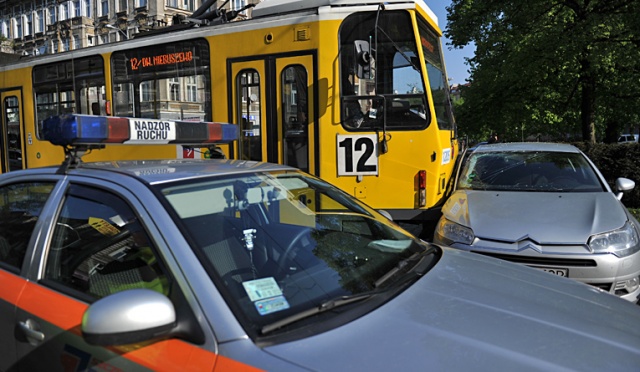 Samochód osobowy zderzył się z tramwajem. Fot. Łukasz Szełemej [Radio Szczecin] Stłuczka w centrum Szczecina. Osobówka zderzyła się z tramwajem