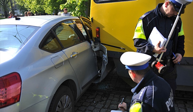 Samochód osobowy zderzył się z tramwajem. Fot. Łukasz Szełemej [Radio Szczecin] Stłuczka w centrum Szczecina. Osobówka zderzyła się z tramwajem