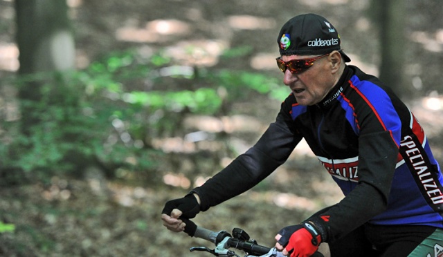 Prawie dwustu cyklistów ścigało się w Puszczy Bukowej w zawodach w kolarstwie górskim. W Gryf Maratonie uczestnicy rywalizowali na dystansach 13, 37 i 74 kilometrów. Fot. Łukasz Szełemej [Radio Szczecin] "To wyzwanie nawet dla zawodowców" [ZDJĘCIA]
