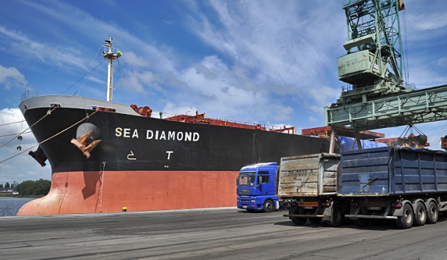 Trzy doby potrwa rozładunek towaru z gigantycznego masowca "Sea Diamond", który do Szczecina przywiózł ponad 14 tysięcy ton śruty sojowej. Fot. Łukasz Szełemej [Radio Szczecin] Gigantyczny "Sea Diamond" w Szczecinie. Rozpoczął się rozładunek [ZDJĘCIA]