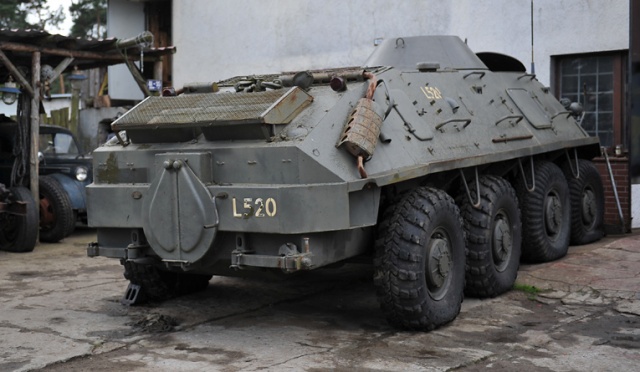 Transporter opancerzony BTR-60 trafi do Muzeum Obrony Wybrzeża w Świnoujściu. Fot. Łukasz Szełemej [Radio Szczecin] Jeździ, pływa i pomieści kilkunastu żołnierzy. To unikatowy BTR [ZDJĘCIA]