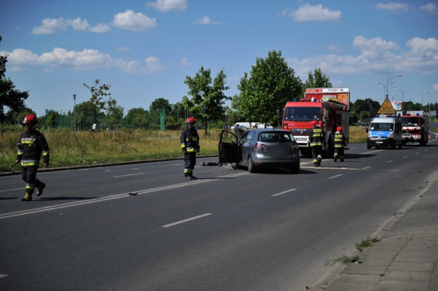 Siedem samochodów zderzyło się na ulicy Derdowskiego w Szczecinie - poinformowała nas policja. Fot. Łukasz Szełemej [Radio Szczecin] Karambol na Gumieńcach. Zderzyło się siedem aut [WIDEO]