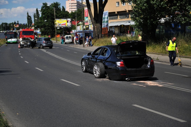 Siedem samochodów zderzyło się na ulicy Derdowskiego w Szczecinie - poinformowała nas policja. Fot. Łukasz Szełemej [Radio Szczecin] Karambol na Gumieńcach. Zderzyło się siedem aut [WIDEO]