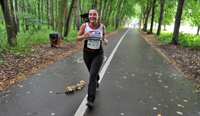 Dwustu zawodników wystartowało w 25-godzinnym biegu charytatywnym w Szczecinie. Fot. Łukasz Szełemej [Radio Szczecin] Będą biegać 25 godzin wokół Arkonki. Wszystko dla podopiecznych hospicjum [ZDJĘCIA]