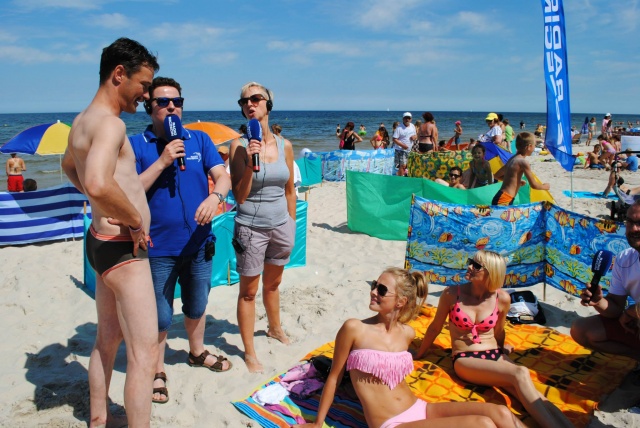 W piątek plażowicze szukali kasy na plaży w Pogorzelicy w naszej wakacyjnej zabawie - Złote Piaski. Fot. Piotr Sikora [Radio Szczecin] Pieniądze w piaskach Pogorzelicy [ZDJĘCIA]