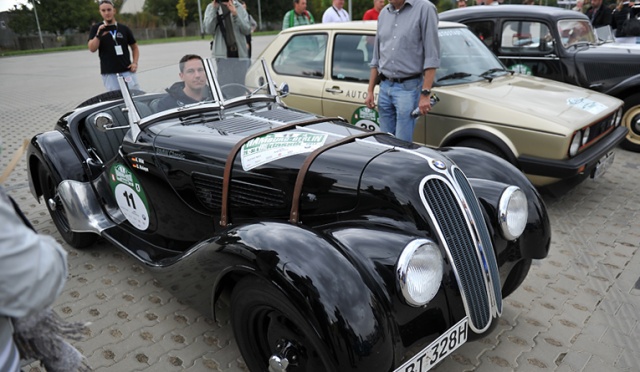 Blisko 200 starych, zabytkowych samochodów odwiedziło w piątek Szczecin w ramach 7 edycji rajdu Hamburg-Berlin. Fot. Łukasz Szełemej [Radio Szczecin] Zabytkowe auta oczarowały szczecinian [ZDJĘCIA]