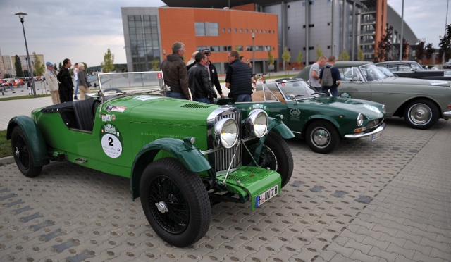 Blisko 200 starych, zabytkowych samochodów odwiedziło w piątek Szczecin w ramach 7 edycji rajdu Hamburg-Berlin. Fot. Łukasz Szełemej [Radio Szczecin] Zabytkowe auta oczarowały szczecinian [ZDJĘCIA]
