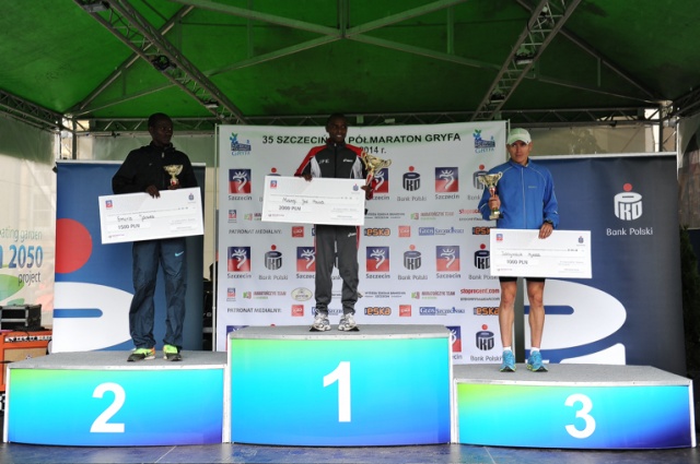 Kenijczyk Joel Maina Mwangi wygrał 35. Szczeciński Półmaraton Gryfa. Fot. Łukasz Szełemej [Radio Szczecin] Kenijczycy pierwsi na mecie Półmaratonu Gryfa [ZDJĘCIA, WIDEO]
