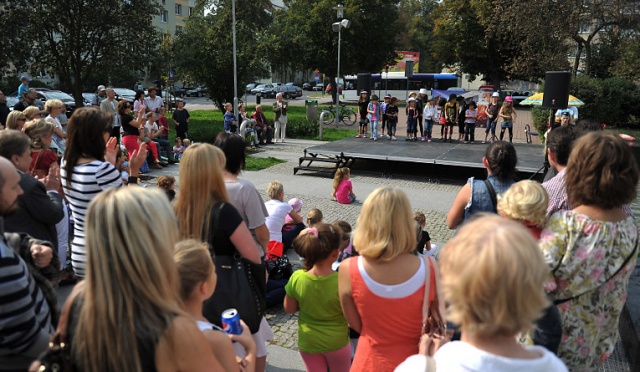 Nowy sezon artystyczny został przywitany przez dzieci na festynie przed Pleciugą. Fot. Łukasz Szełemej [Radio Szczecin] Pierwsze w tym sezonie przedstawienie dla dzieci pokazał Teatr Lalek Pleciuga [ZDJĘCIA]