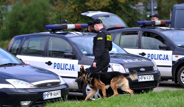 Zawody psów policyjnych odbyły się w środę na lotnisku w szczecińskim Dąbiu. Fot. Łukasz Szełemej [Radio Szczecin] Liczył się węch i posłuszeństwo. Policyjne psy rywalizowały w Dąbiu [ZDJĘCIA, WIDEO]