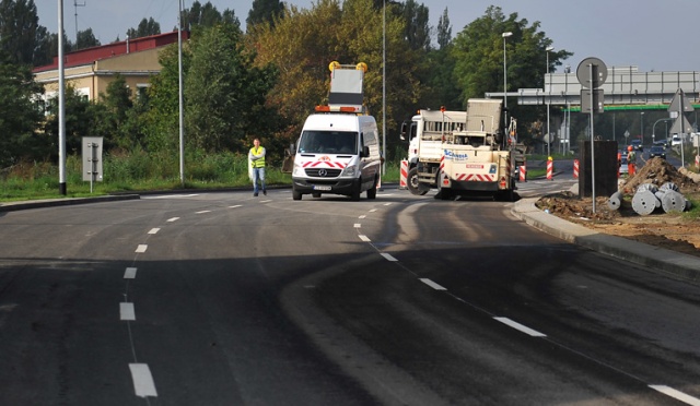 Nowo wybudowany wiadukt na ulicy Hangarowej, w kierunku Struga na prawobrzeżu Szczecina, otwarty dla ruchu. Fot. Łukasz Szełemej [Radio Szczecin] Nowy wiadukt na Hangarowej otwarty dla kierowców [ZDJĘCIA]