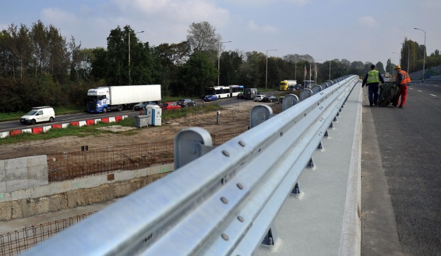 Nowo wybudowany wiadukt na ulicy Hangarowej, w kierunku Struga na prawobrzeżu Szczecina, otwarty dla ruchu. Fot. Łukasz Szełemej [Radio Szczecin] Nowy wiadukt na Hangarowej otwarty dla kierowców [ZDJĘCIA]