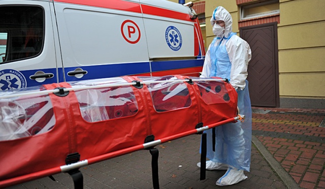 Pogotowie ratunkowe w Szczecinie kupiło specjalistyczny sprzęt do przewożenia chorych na ebolę. Fot. Łukasz Szełemej [Radio Szczecin] To nie była ebola, ale alkohol. Czy Zachodniopomorskie jest przygotowane na wirusa? [ZDJĘCIA]