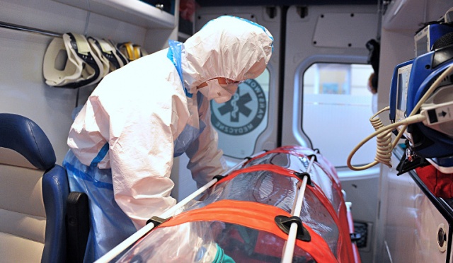 Pogotowie ratunkowe w Szczecinie kupiło specjalistyczny sprzęt do przewożenia chorych na ebolę. Fot. Łukasz Szełemej [Radio Szczecin] To nie była ebola, ale alkohol. Czy Zachodniopomorskie jest przygotowane na wirusa? [ZDJĘCIA]