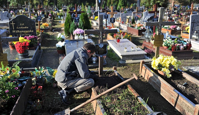 Bezdomni sprzątają cmentarz centralny. Fot. Łukasz Szełemej [Radio Szczecin] Bezdomni sprzątają cmentarz centralny [ZDJĘCIA]