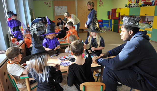 Koszykarze King Wilków Morskich pomagali szczecińskim przedszkolakom w przygotowaniach do Halloween. Fot. Łukasz Szełemej [Radio Szczecin] Wilki i przedszkolaki szykują się do Halloween [ZDJĘCIA]