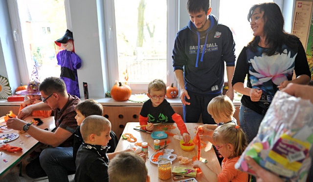 Koszykarze King Wilków Morskich pomagali szczecińskim przedszkolakom w przygotowaniach do Halloween. Fot. Łukasz Szełemej [Radio Szczecin] Wilki i przedszkolaki szykują się do Halloween [ZDJĘCIA]