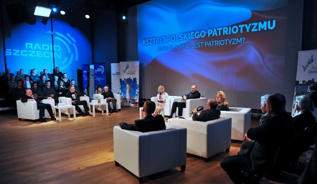 Patriotyzm był tematem podczas poniedziałkowej debaty w studiu koncertowym Radia Szczecin. Fot. Łukasz Szełemej [Radio Szczecin] Podczas szczecińskiej debaty zobaczyliśmy wiele obliczy polskiego patriotyzmu [ZDJĘCIA, WIDEO]