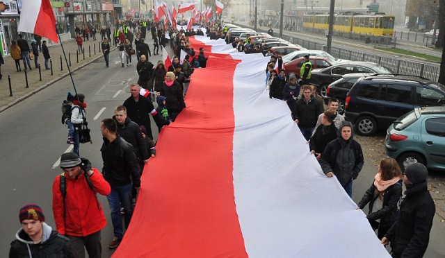 Około trzech tysięcy osób wzięło udział w Marszu Niepodległości, który 11 listopada przeszedł ulicami Szczecina. Fot. Łukasz Szełemej [Radio Szczecin] Biało-czerwono na ulicach Szczecina. Przeszedł Marsz Niepodległości [ZDJĘCIA]