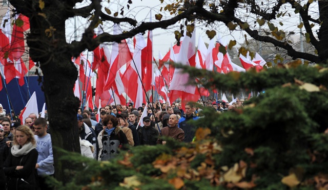 Około trzech tysięcy osób wzięło udział w Marszu Niepodległości, który 11 listopada przeszedł ulicami Szczecina. Fot. Łukasz Szełemej [Radio Szczecin] Biało-czerwono na ulicach Szczecina. Przeszedł Marsz Niepodległości [ZDJĘCIA]
