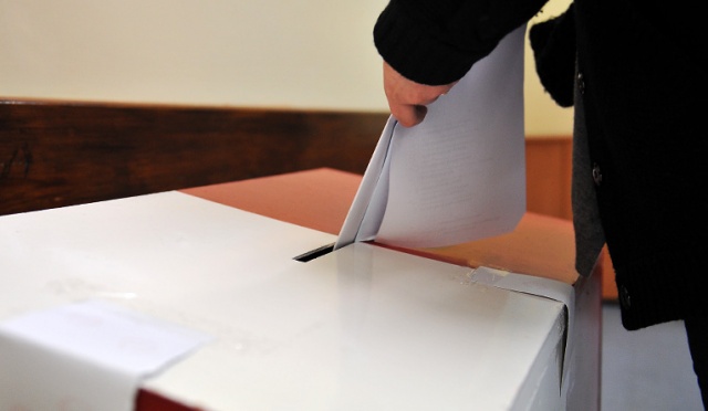 Lokale wyborcze będą czynne w niedzielę w godzinach od 7 do 21. Fot. Łukasz Szełemej [Radio Szczecin] Wybory samorządowe w Polsce. Trwa głosowanie [ZDJĘCIA]