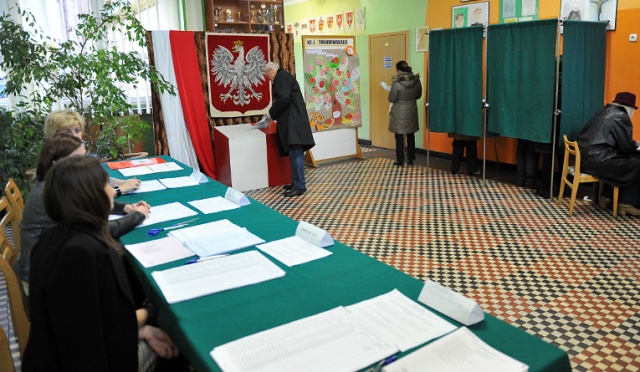 Lokale wyborcze będą czynne w niedzielę w godzinach od 7 do 21. Fot. Łukasz Szełemej [Radio Szczecin] Wybory samorządowe w Polsce. Trwa głosowanie [ZDJĘCIA]