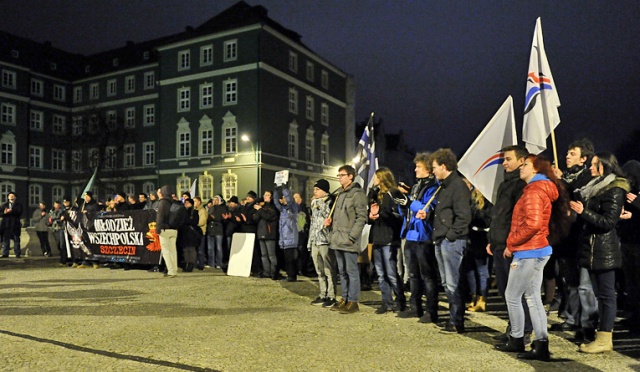 Ponad dwieście osób manifestowało w sobotę przed szczecińskim urzędem miasta. Fot. Łukasz Szełemej [Radio Szczecin] "To są kpiny nie wybory". Pikieta przed magistratem [ZDJĘCIA, WIDEO]