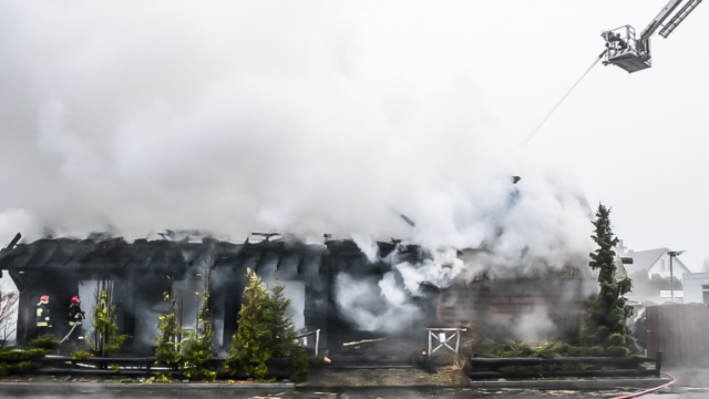 Kiedy strażacy przyjechali na miejsce budynek płonął jak pochodnia. Fot. Jarosław Gaszyński [Radio Szczecin] Pożar w Szczecinie. Restauracja spłonęła doszczętnie [WIDEO, ZDJĘCIA]
