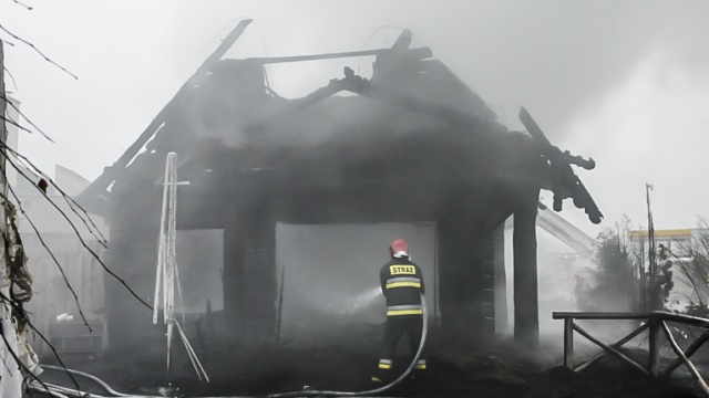 Kiedy strażacy przyjechali na miejsce budynek płonął jak pochodnia. Fot. Jarosław Gaszyński [Radio Szczecin] Pożar w Szczecinie. Restauracja spłonęła doszczętnie [WIDEO, ZDJĘCIA]