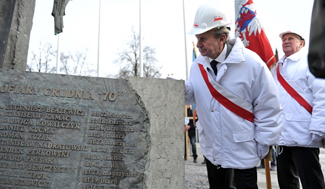 Szczecin uczcił pamięć ofiar Grudnia '70. Fot. Łukasz Szełemej [Radio Szczecin] Zawyły syreny, złożono kwiaty. Szczecin uczcił pamięć ofiar Grudnia '70 [ZDJĘCIA]