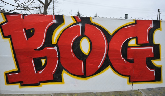 Patriotyczne graffiti powstaje w Przecławiu pod Szczecinem. Fot. Łukasz Szełemej [Radio Szczecin] "Bóg Honor Ojczyzna", czyli patriotyczne graffiti w Przecławiu [ZDJĘCIA]