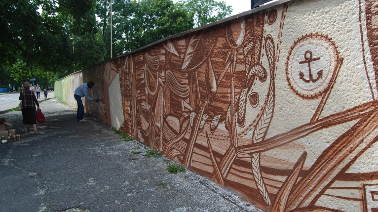 Dwustumetrowy mural powstaje w Goleniowie. Malują go artyści z niemieckiego Greifswaldu. Fot. Paweł Palica [Radio Szczecin]