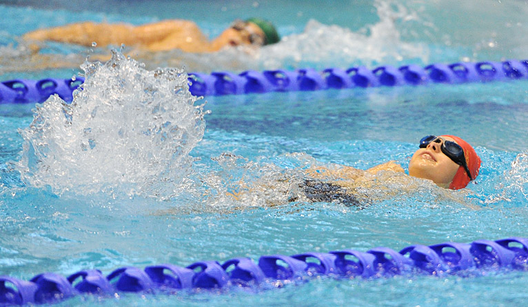300 uczniów szkół podstawowych wystartowało w pierwszych dziecięcych mistrzostwach Szczecina w pływaniu Alsecco Cup. Fot. Łukasz Szełemej [Radio Szczecin]