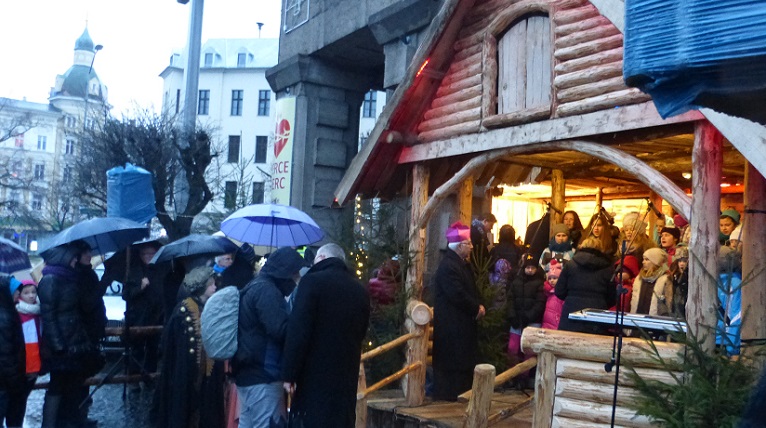 Przy kościele Najświętszego Serca Pana Jezusa mieszkańcy Szczecina świętują Boże Narodzenie