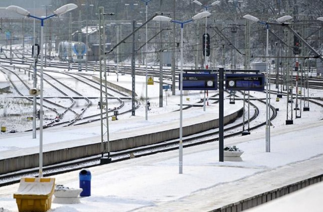 Zima paraliżuje kolej. Pociąg z Katowic do Szczecina opóźniony o kilkanaście godzin [GRAFIKA, NOWE]