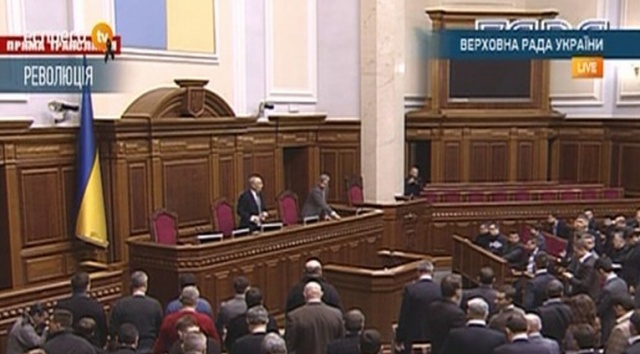 Ukraina: Parlament przywrócił konstytucję ograniczającą władzę prezydenta [WIDEO]