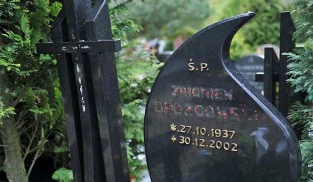 Plaga kradzieży na cmentarzu. Łupem padają nie tylko krzyże, ale nawet litery z nagrobków