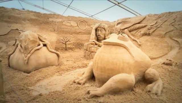 Bohaterowie historii biblijnych wyrzeźbieni w piasku [WIDEO]
