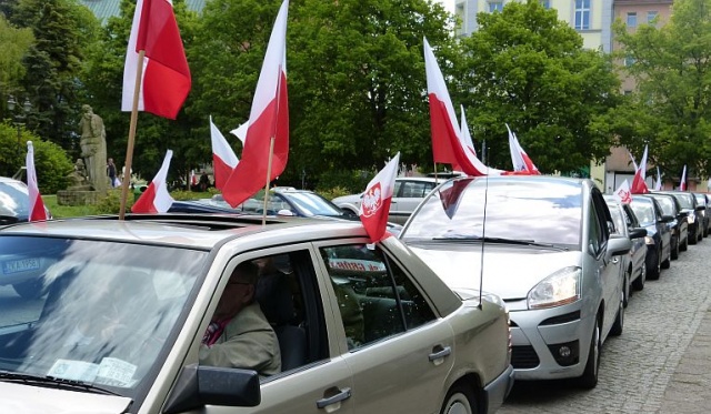 Ponad 30 samochodów, każdy z polską flagą [WIDEO]